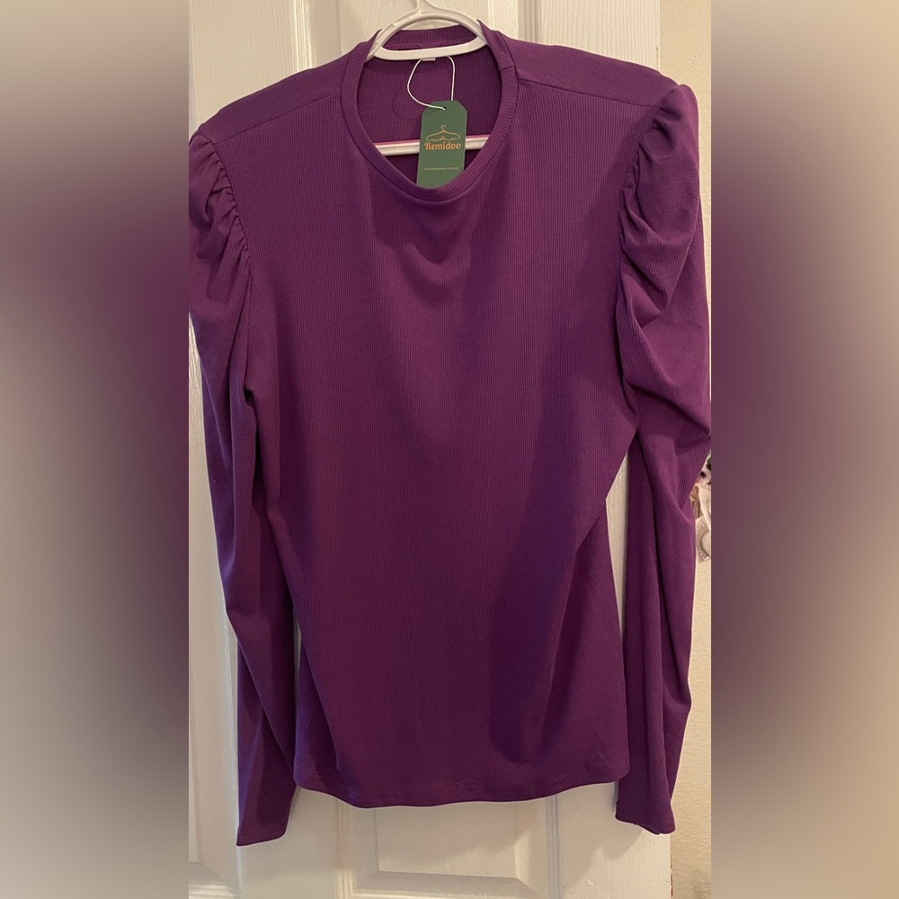 Vibrant Purple Long Sleeve Top puff shoulders
Super cute
Not included in 5/$25